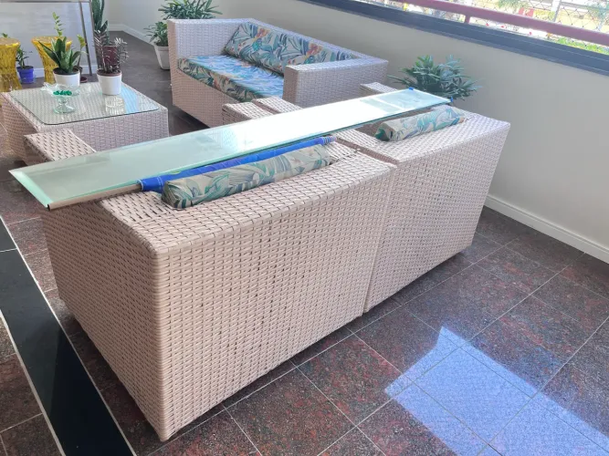Sofá, poltronas e mesa de vime sintético