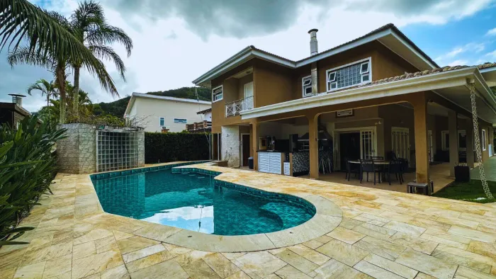 Casa à venda no Guarujá, condomínio Granville na praia da Enseada.