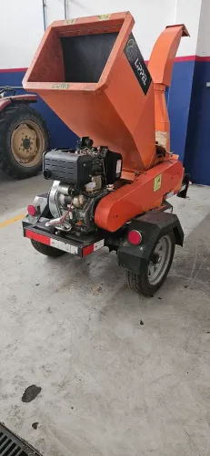 Triturador de restos de poda com motor diesel 13 cv e carreta