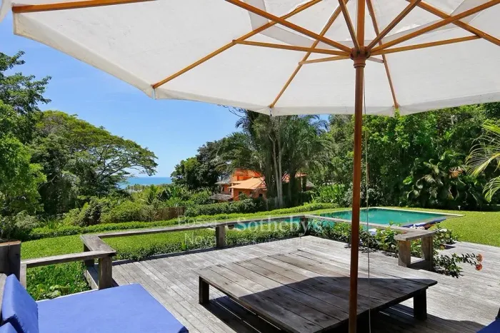 Casa com vista para o mar em jardim tropical