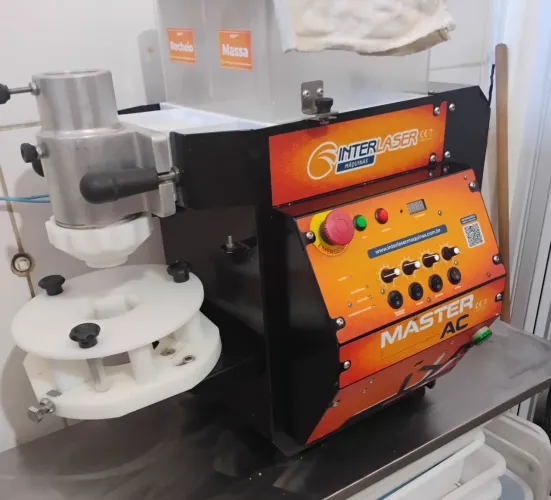 Máquina modeladora de salgados