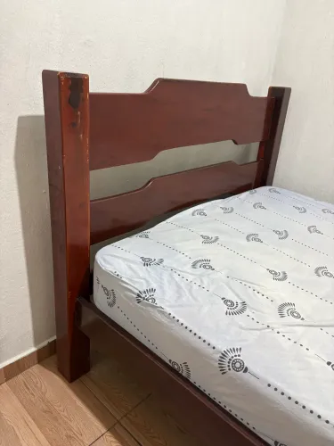 Cama de madeira maciça 