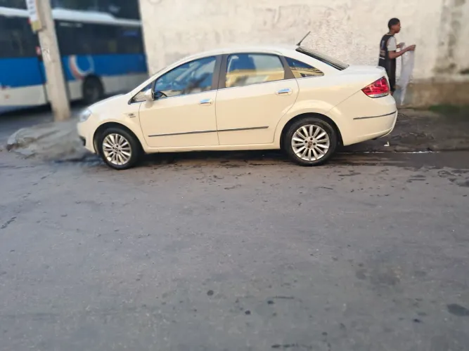 Fiat Linea Essence 1.8 Flex 16V 4P 2015