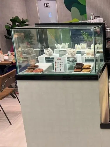 Balcão de atendimento com vitrine de vidro