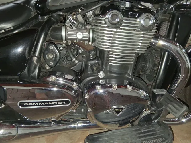 Vendo triumph thunderbird commander 1700 2015 preta...especial