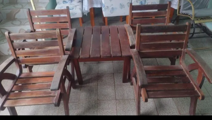 Cadeiras  de madeira pra área 