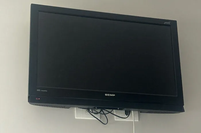 Smart TV 32" Semp + Chromecast (Transforma em Smart!)