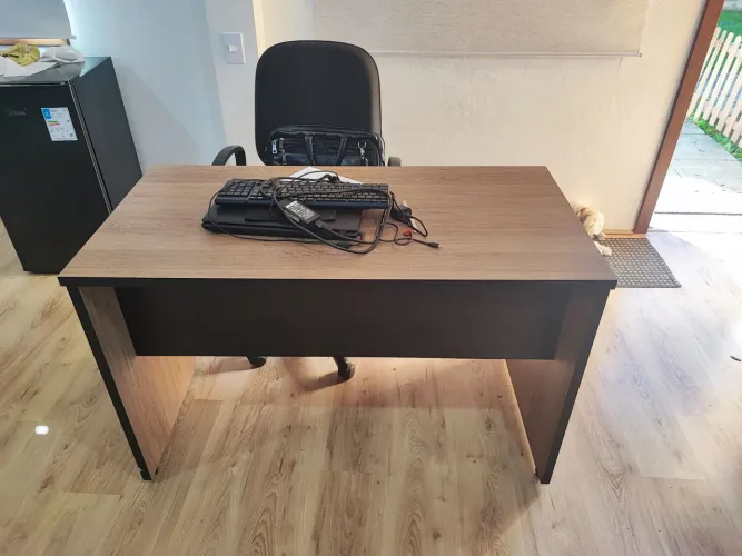 Mesa de escritório com cadeira
