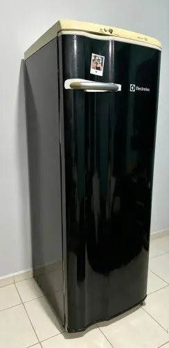 GELADEIRA 1 PORTA. ENVELOPADA PRETA, PRONTA PARA USAR