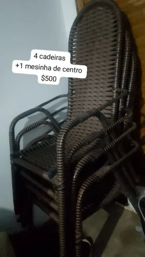 Cadeiras e mesinha de centro