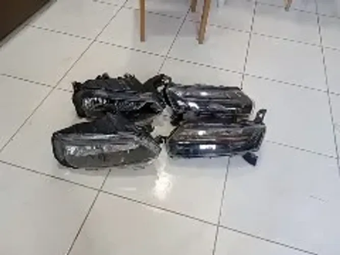Pesas original do Renault 2025 farol e minha parte de baixo obs. Estão com as garras quebr