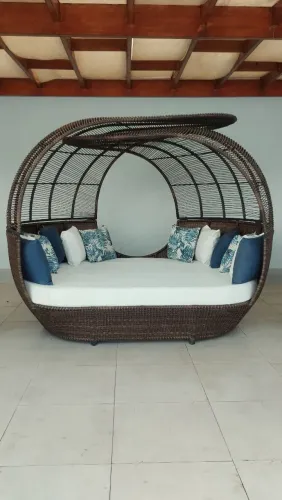 Chaise com estrutura de alumínio com estofado em lona náutica mais duas espreguiçadeiras.