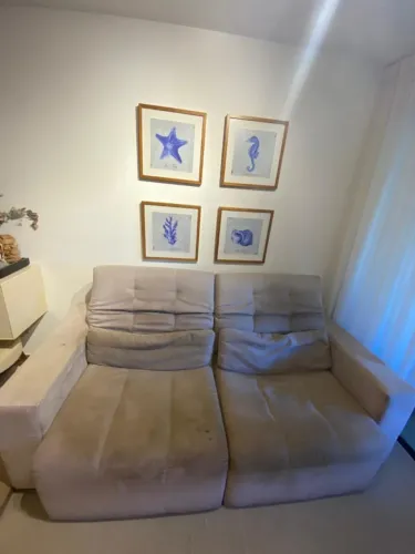 SOFÁ RETRÁTIL E RECLINÁVEL EM SUEDE BEGE, confortável e espaçoso