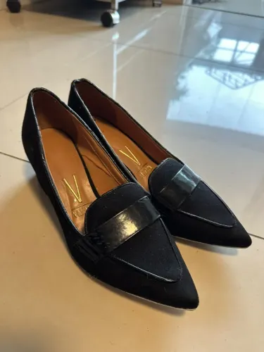 Scarpin de bico fino em camurça preta
