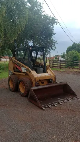 Mini Carregadeira Caterpillar 216B3 