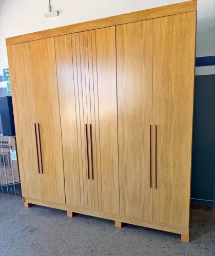 Guarda roupa de casal com gavetas