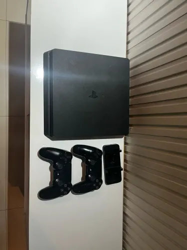 ? PS4 Slim 500GB Desbloqueado + 2 Controles Originais + Dock de Carregamento