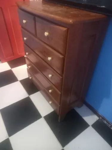 Vende-se uma comoda de madeira