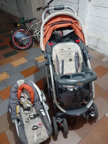 Bebê + bebê conforto