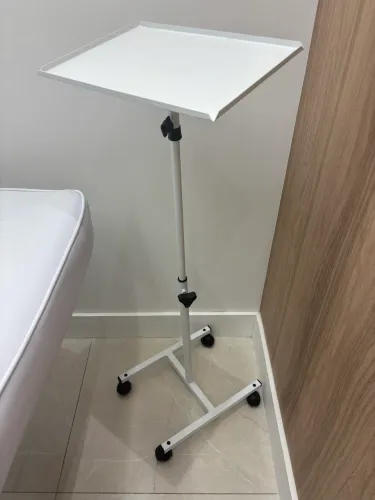 Mesa auxiliar regulável