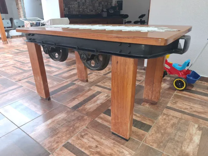 Mesa de madeira maciça, com peça de ferragem ,q ninguém tem 