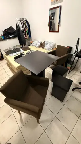 Mesa com 3 banquetas e 2 poltronas