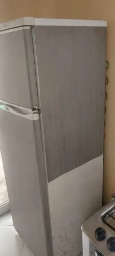 Vende -se uma geladeira 