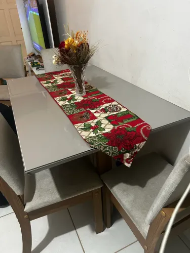 Vendo mesa com cadeiras e tampo de vidro 