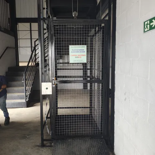 Elevadores e monta carga
