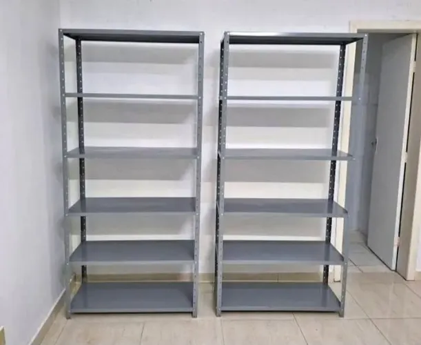 Estantes de aço