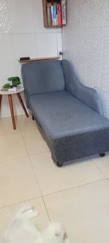 Lindo Divã confortável e chique.ideal para relaxar e ser um bom ouvidor de seus amigos