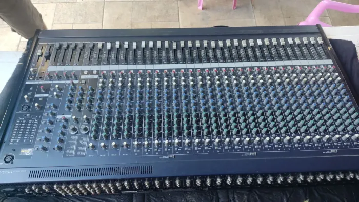 Mesa de som digital Yamaha 32 canais 