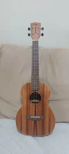 Ukulele Semi novo - Strimberg UK16-T Tenor.