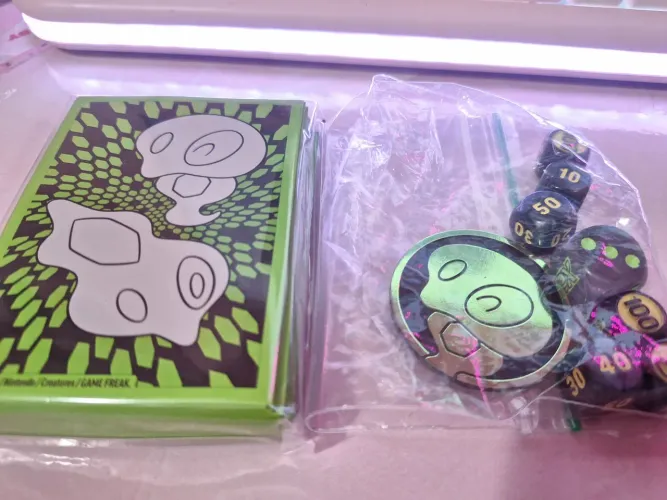 Kit Pokémon Equilíbrio Perfeito ETB? Sleeves + Dados + Moeda Oficial 