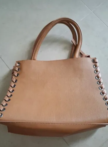 Bolsa média em couro NOVA