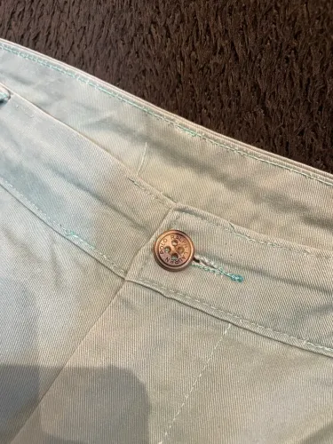 Bermuda de Sarja Masculina na cor verde, tamanho 44, mas reduzida para o 42, original.