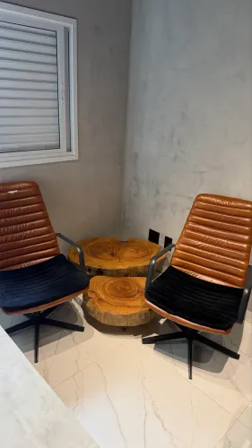 Par de Cadeiras Giratórias Tok&Stok | Base Metálica | Design Moderno