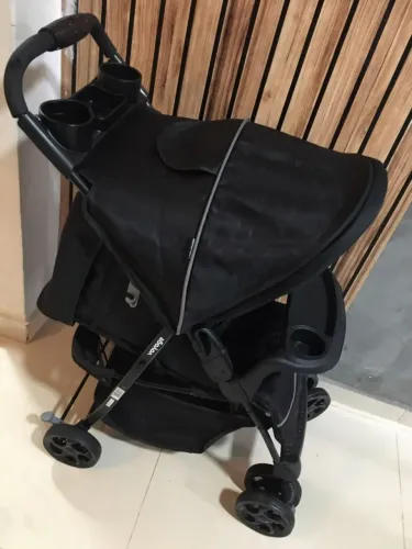 Vendo carrinho de bebê da marca Voyager em ótimo estado completo