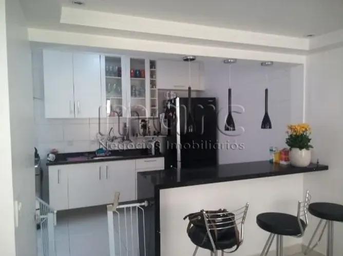 Casa em condomínio fechado no Jd da Glória com 85m², 3 dorms ,1 suíte, sala com porcelanat
