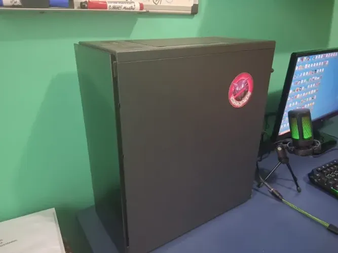 Computador Gamer com monitor, mouse e teclado