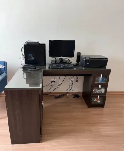 Escrivaninha em L com tampo de vidro