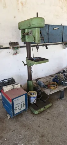Furadeira de coluna e dobradeira de chapas
