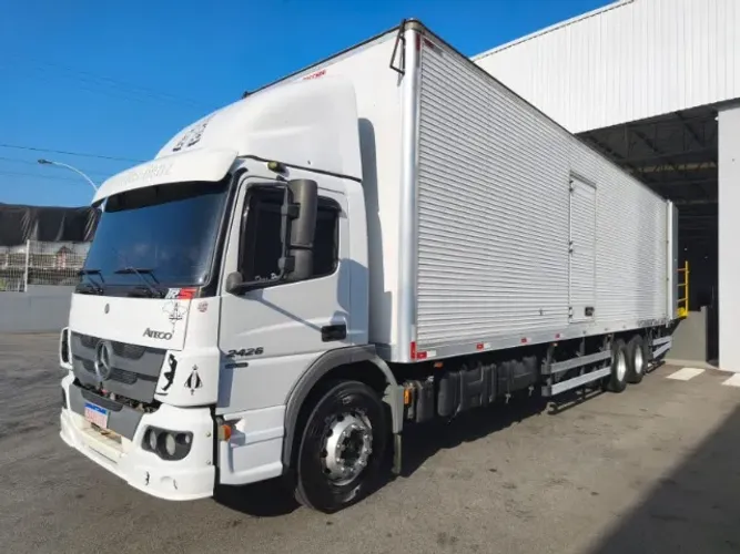 Mercedes Atego 2426 6x2 Baú