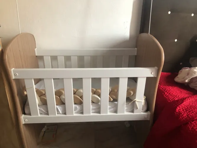 Vendo carrinho de bebê estado de novo 200 reais e mini berço 200