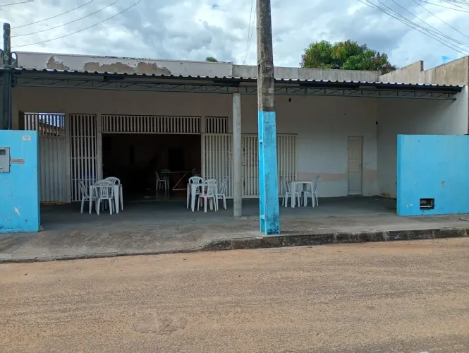 Vendo uma casa com ponto comercial.