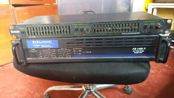 Amplificador Unic PB 1400 e Staner Dual 15 Band