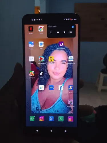 Celular em perfeito estado si está com a tela quebrada embaixo e o local do chip estar rui