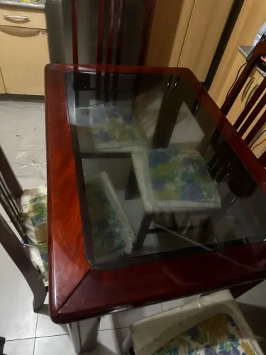 Mesa de vidro com 4 cadeiras 