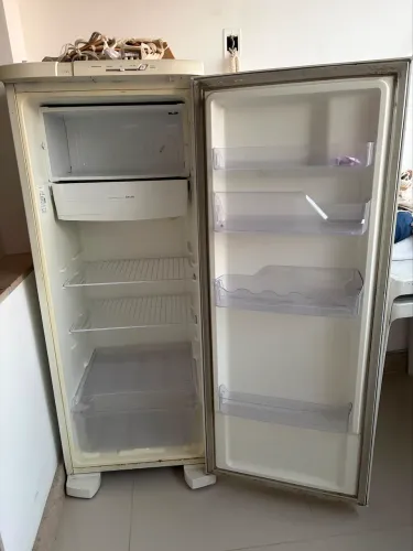 Geladeira Eletrolux RE31 240 litros