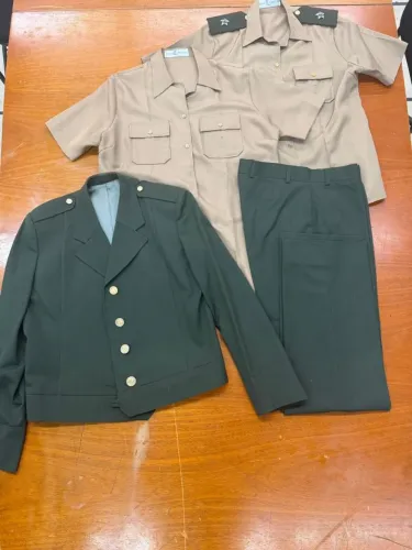 Conjunto militar feminino exército. (8º B1 e B2)